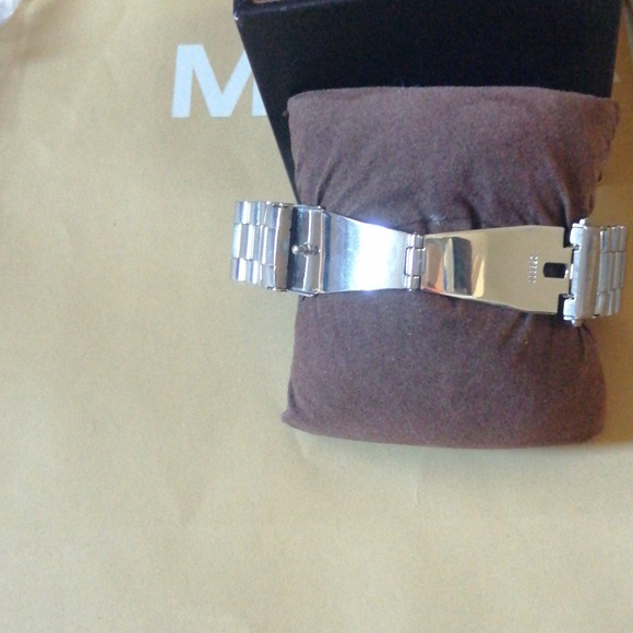 Michael Kors Women's Round Dial Medium Silver Quartz Watch Mk5076 - Picture 4 of 6